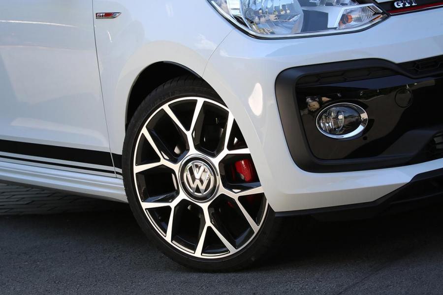 Детали экстерьера Volkswagen up! GTI 2018 года  (JP) (фото 10 из 20)